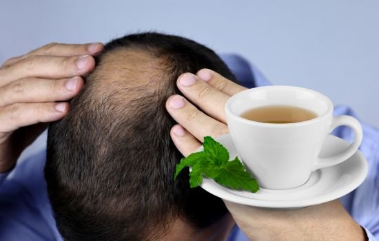 La Calvicie Masculina: ¡Consejos y Té para un Cabello Fuerte!