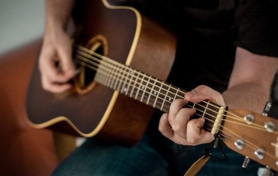 Domina la Guitarra en Tiempo Récord: Trucos que Funcionan